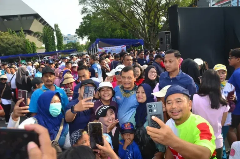 Meriahkan HUT Ke-54 Korpri, Ribuan Peserta Ikuti Jalan Sehat Bersama Gubernur Ahmad Luthfi